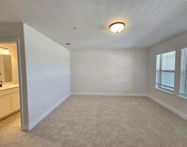 7933 Sunset Boulevard - Photo Thumbnail 5