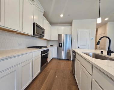 7933 Sunset Boulevard - Photo Thumbnail 3