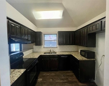 625 Main Street - Photo Thumbnail 6