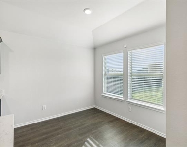 606 Wrangler Drive - Photo Thumbnail 7