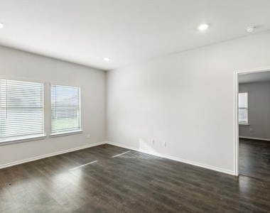 606 Wrangler Drive - Photo Thumbnail 8