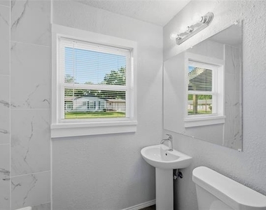 718 W Belden Street - Photo Thumbnail 15