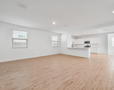 12617 W Kaler Drive - Photo Thumbnail 3