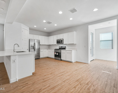 12617 W Kaler Drive - Photo Thumbnail 6