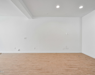 12617 W Kaler Drive - Photo Thumbnail 5
