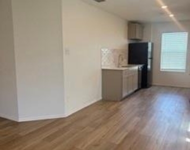 2402 Hesperus Avenue - Photo Thumbnail 6