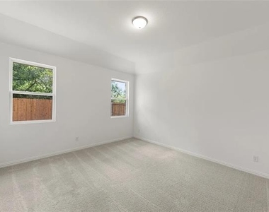 2121 Williams Road - Photo Thumbnail 9