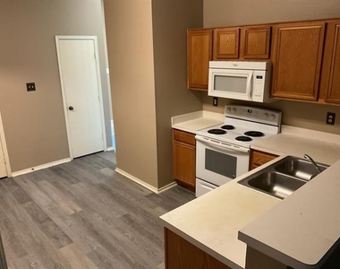 1001 Stockton Drive - Photo Thumbnail 7