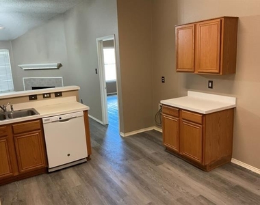 1001 Stockton Drive - Photo Thumbnail 9