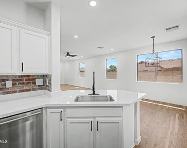 39606 N Prairie Lane - Photo Thumbnail 10