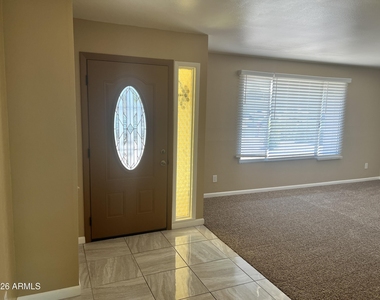 602 E Lodge Drive - Photo Thumbnail 3