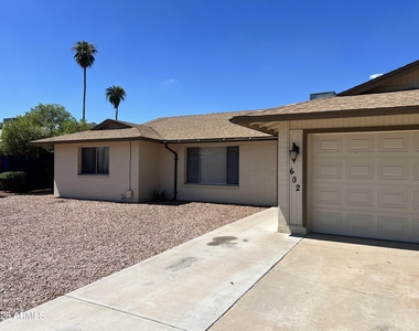 602 E Lodge Drive - Photo Thumbnail 1