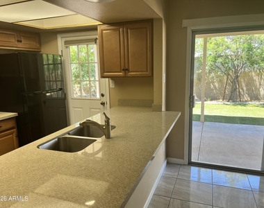 602 E Lodge Drive - Photo Thumbnail 7