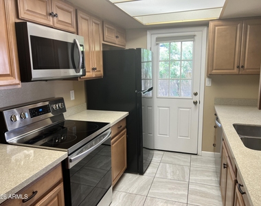 602 E Lodge Drive - Photo Thumbnail 4