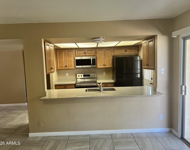 602 E Lodge Drive - Photo Thumbnail 5