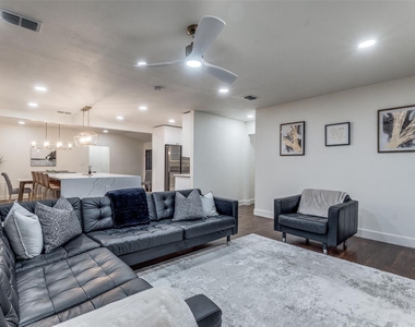 9026 Livenshire Drive - Photo Thumbnail 7