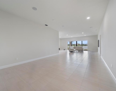 818 Se Courances Drive - Photo Thumbnail 9