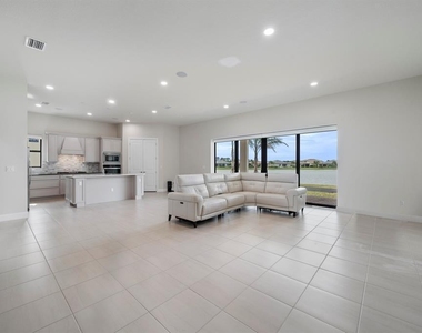 818 Se Courances Drive - Photo Thumbnail 10