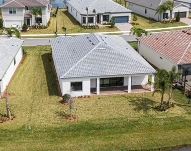818 Se Courances Drive - Photo Thumbnail 3