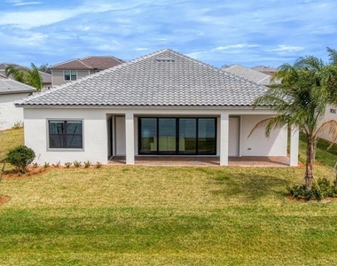 818 Se Courances Drive - Photo Thumbnail 6
