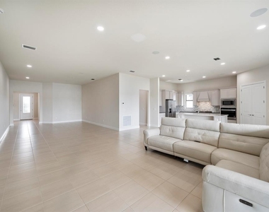 818 Se Courances Drive - Photo Thumbnail 12