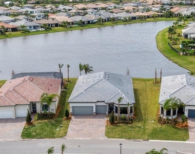 818 Se Courances Drive - Photo Thumbnail 2