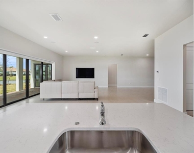 818 Se Courances Drive - Photo Thumbnail 13