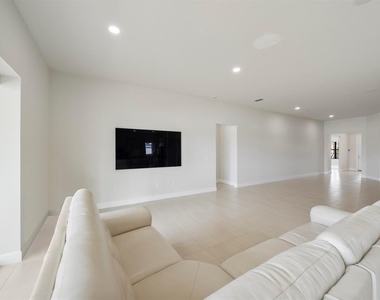 818 Se Courances Drive - Photo Thumbnail 11