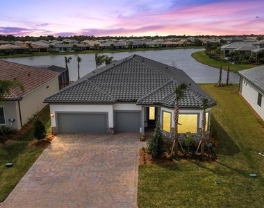 818 Se Courances Drive - Photo Thumbnail 1