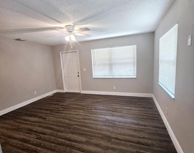 1556 W 20th Street - Photo Thumbnail 3