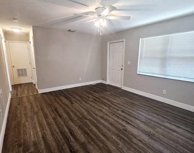 1556 W 20th Street - Photo Thumbnail 4