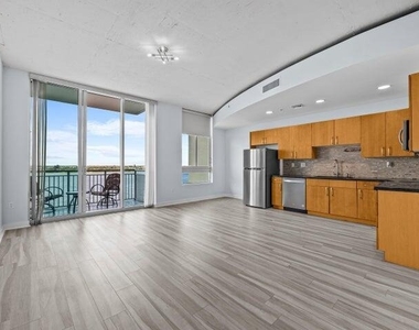 300 S Australian Avenue - Photo Thumbnail 7