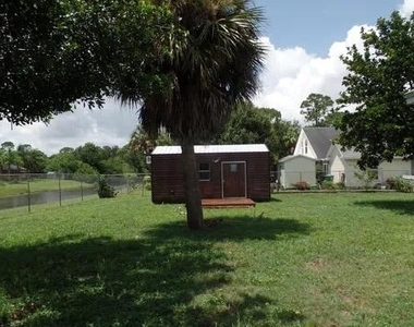 1698 Sw Flint Street - Photo Thumbnail 3