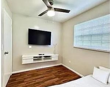 420 Douglass Avenue - Photo Thumbnail 6