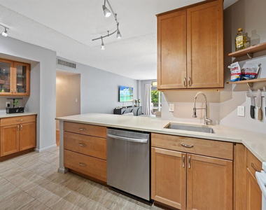 340 Sunset Drive - Photo Thumbnail 4