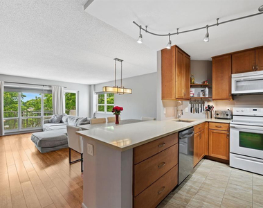 340 Sunset Drive - Photo Thumbnail 3