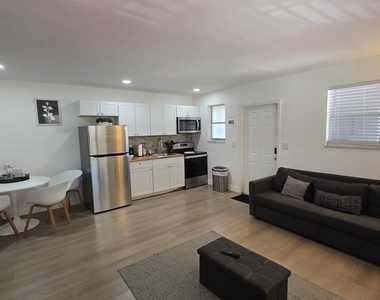 704 Ne 8th Street - Photo Thumbnail 2