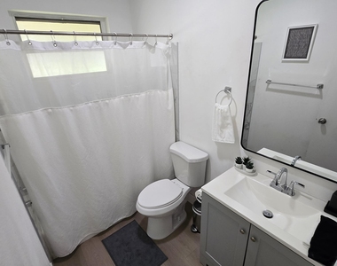 704 Ne 8th Street - Photo Thumbnail 6