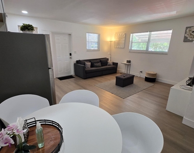 704 Ne 8th Street - Photo Thumbnail 3