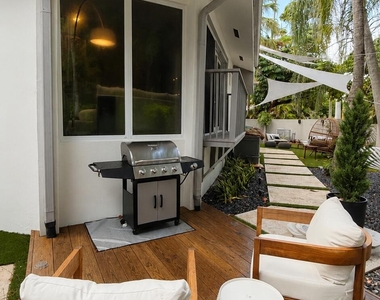 2571 Tigertail Avenue - Photo Thumbnail 13