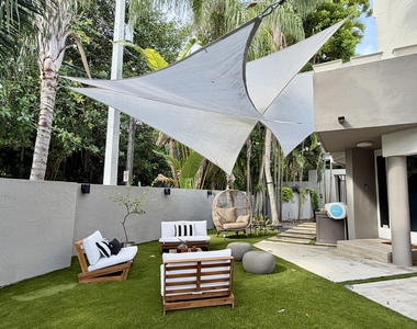 2571 Tigertail Avenue - Photo Thumbnail 12