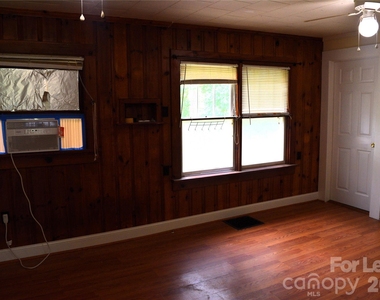 2736 Peachtree Road - Photo Thumbnail 9