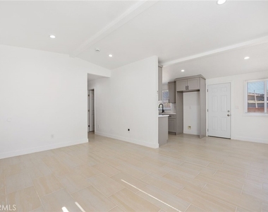 709 W Avenue H12 - Photo Thumbnail 3
