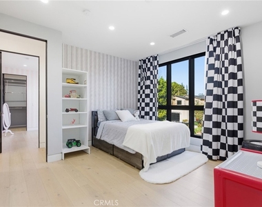 4545 Stern Avenue - Photo Thumbnail 27