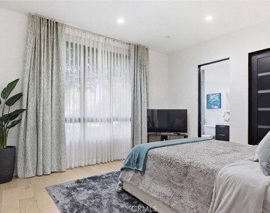 4545 Stern Avenue - Photo Thumbnail 31