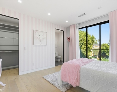 4545 Stern Avenue - Photo Thumbnail 25