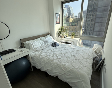 West 47th Street - Photo Thumbnail 9