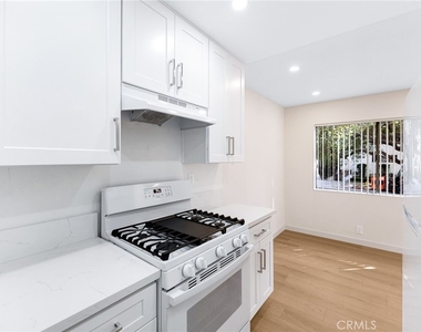 333 Riverdale Drive - Photo Thumbnail 4