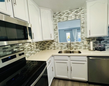 419 Pomona Ave - Photo Thumbnail 3