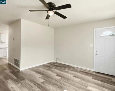 2225 E Myrtle St - Photo Thumbnail 14